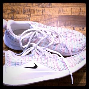 3Y Girls Nike tennis shoe